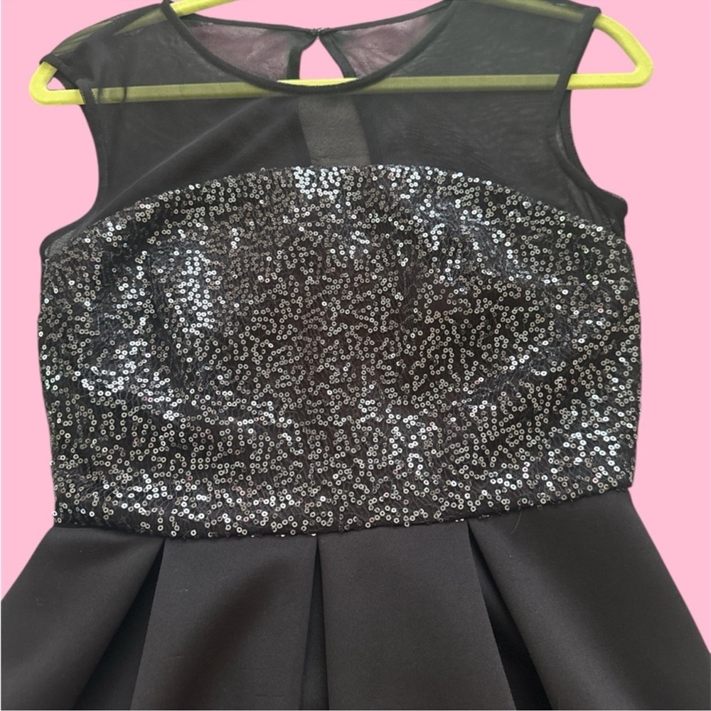 Elegant Black Sequin Dress - Picture 3 of 3